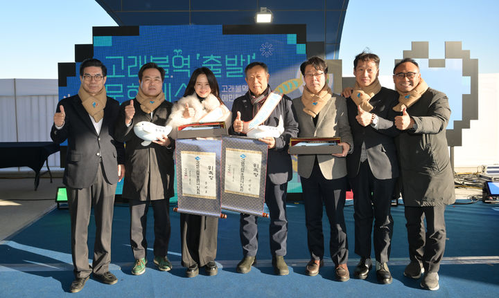 [안동=뉴시스] 지난 5일 고래불역에서 고래불역 철도관광 활성화를 위해 경북도와 영덕군, 경북문화관광공사, 코레일 대구본부가 업무협약을 체결하고 있다. (사진=경북도 제공) 2025.12.07. photo@newsis.com *재판매 및 DB 금지