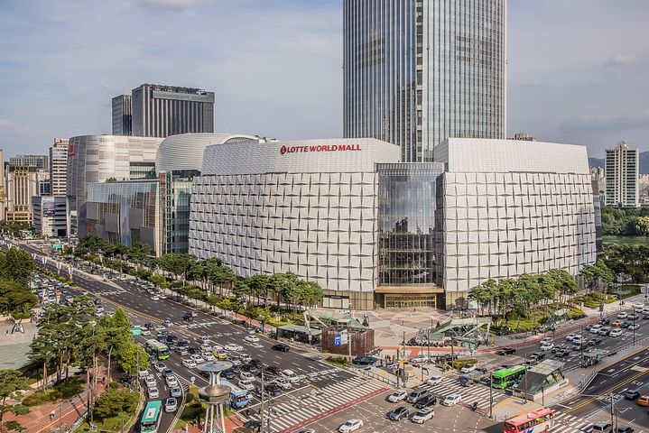 롯데에비뉴엘 잠실 및 롯데월드몰 외관 전경.(사진=롯데백화점 제공) *재판매 및 DB 금지