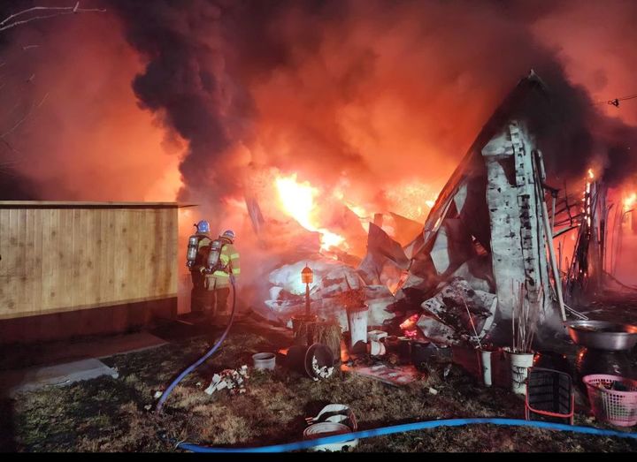 [춘천=뉴시스] 7일 소방당국은 이날 오전 5시 30분경 강원 춘천시 삼천동의 한 닭갈비 음식점에서 화재가 발생해 1시간 30여분만에 진화됐다 고 밝혔다. 강원특별자치도소방본부 제공. *재판매 및 DB 금지