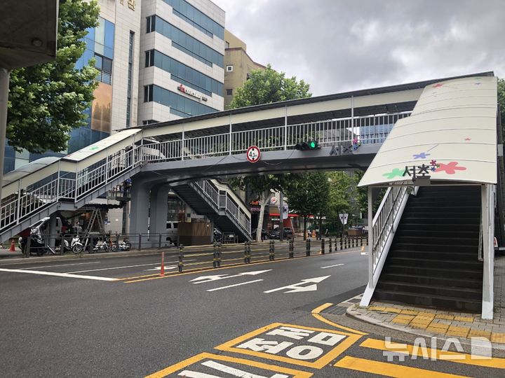 [서울=뉴시스]: 방일초 앞 보도육교 캐노피 설치.