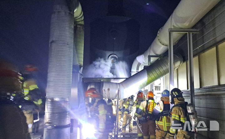 [경산=뉴시스] 경산시 진량읍 공장 옥상 화재 진화 현장. (사진=경북소방본부 제공) 2025.12.7. photo@newsis.com