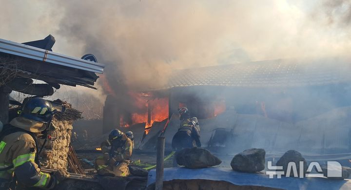 [경산=뉴시스] 경산시 남산면 주택 화재 진화 현장. (사진=경북소방본부 제공) 2025.12.7. photo@newsis.com