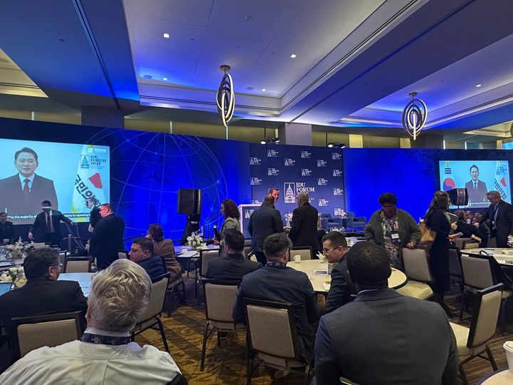 [서울=뉴시스] 지난 5일(현지시간) 미국 워싱텅 D.C.에서 열린 국제민주연맹(IDU, International Democracy Union) 집행위원회의에서 장동혁 국민의힘 대표가 영상 메시지를 통해 발언하고 있다. (사진 = 국민의힘 제공) 2025.12.07. photo@newsis.com *재판매 및 DB 금지