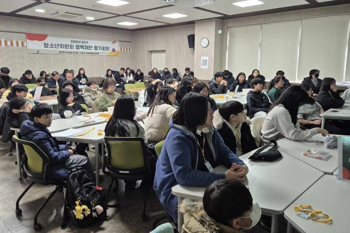 [광명=뉴시스]광명시장 직속 청소년위원들이 6일 광명시평생학습원에서 '2025년 제3기 광명시 청소년위원회 정책제안 검토결과 공유회'에 참석해 자신들의 의견을 전하고 있다.(사진=광명시 제공)2025.12.07.photo@newsis.com *재판매 및 DB 금지