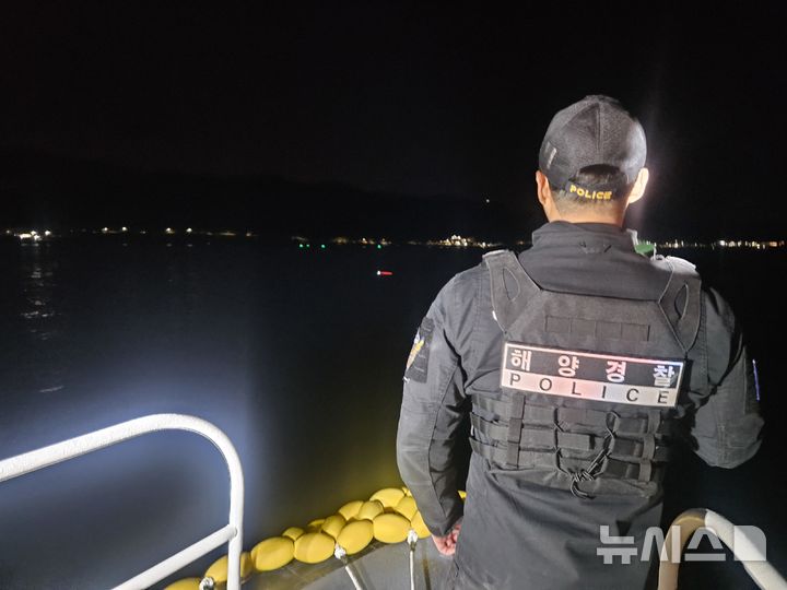 [영덕=뉴시스] 안병철 기자 = 7일 오전 8시8분께 경북 영덕군 강구면 강구항 인근 해상에서 A(1.95t·승선원 1명)호 선장 B(77)씨가 숨진 채 발견됐다.(사진=울진해양경찰서 제공) 2025.12.07. photo@newsis.com