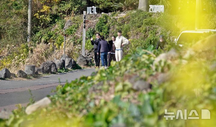 [제주=뉴시스] 오영재 기자 = 지난 7일 오전 제주 서귀포시 법환동 올레7코스에서 관광객들이 산책을 하고 있다. 2025.12.07. oyj4343@newsis.com