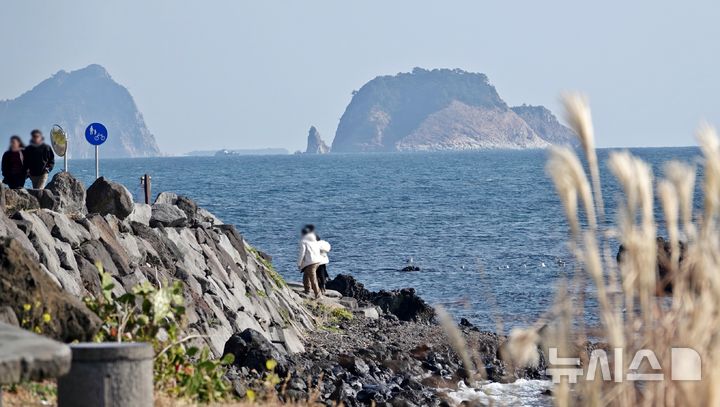 [제주=뉴시스] 오영재 기자 = 지난 7일 오전 제주 서귀포시 법환동 올레7코스 인근 해안가에서 관광객들이 즐거운 시간을 보내고 있다. 2025.12.07. oyj4343@newsis.com 