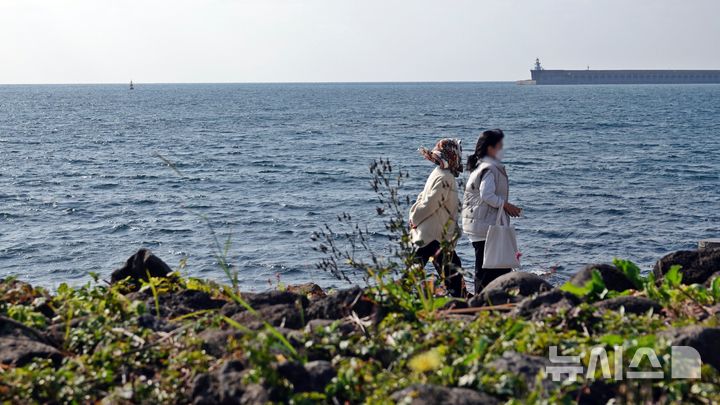 [제주=뉴시스] 오영재 기자 = 지난 7일 오전 제주 서귀포시 법환동 올레7코스에서 관광객들이 산책을 하고 있다. 2025.12.07. oyj4343@newsis.com 