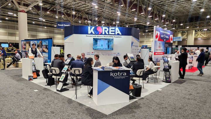 [서울=뉴시스] 지난 3일~4일 미국 뉴올리언스에서 열린 2025 미국 국제 워크보트쇼 연계 수출상담회에서 참가 국내기업과 현지 바이어가 수출 상담을 진행하고 있다. (사진=코트라 제공) 2025.12.8. photo@newsis.com *재판매 및 DB 금지