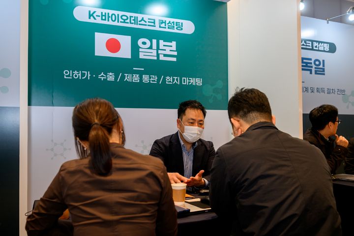[서울=뉴시스] 지난 3월 코엑스에서 열린 글로벌 의료기기 수출상담회에서 오사카 K-바이오데스크가 참가 의료기기 기업의 인증 컨설팅을 진행하고 있는 모습. (사진=코트라 제공) 2025.12.8. photo@newsis.com *재판매 및 DB 금지