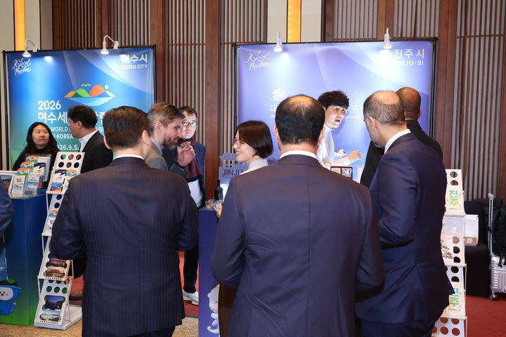 [진주=뉴시스]진주시, 주한외국공관장 대상 진주의 도시 브랜드 마케팅 펼쳐.(사진=진주시 제공).2025.12.07.photo@newsis.com *재판매 및 DB 금지