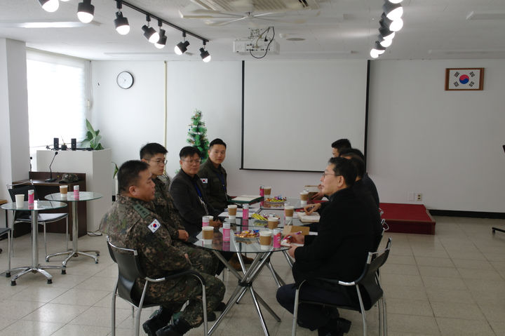 하남시 관계자들이 1항공여단 헬기 운항 소음민원과 관련해 부대 관계자들과 면담을 갖고 있다. (사진=하남시 제공) photo@newsis.com *재판매 및 DB 금지