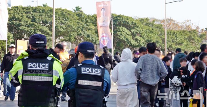 [제주=뉴시스] 오영재 기자 = 2025 하나은행 K리그 승강 플레이오프(PO) 2차전이 열리는 7일 오후 제주월드컵경기장에서 경찰이 순찰하고 있다. 서귀포경찰서는 이날 관중 충돌 우려 등을 대비해 경력 50여명을 배치했다. 2025.12.07. oyj4343@newsis.com