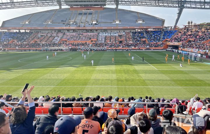 [제주=뉴시스] 오영재 기자 = 지난 7일 오후 제주월드컵경기장에서 2025 하나은행 K리그 승강 플레이오프(PO) 2차전이 치러지고 있다. 2025.12.07. oyj4343@newsis.com