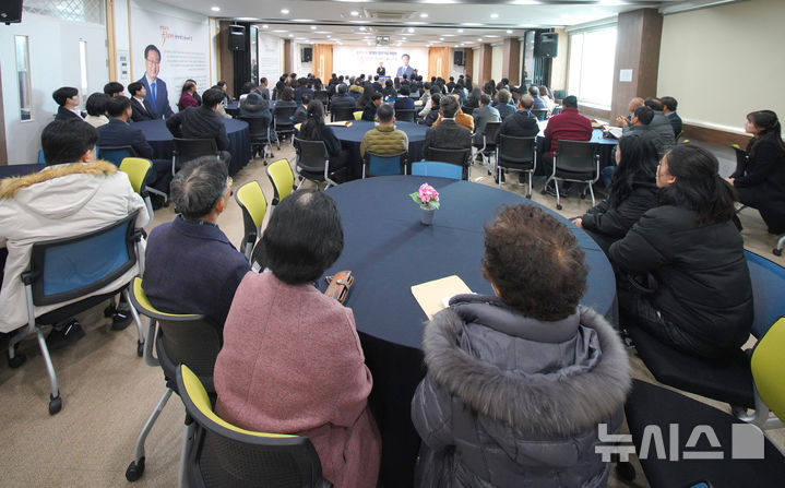 [완주=뉴시스] 유희태 전북 완주군수가 저서를 통해 군민과 만남의 시간을 갖는 모습. (사진= 유희태 군수 제공) *재판매 및 DB 금지
