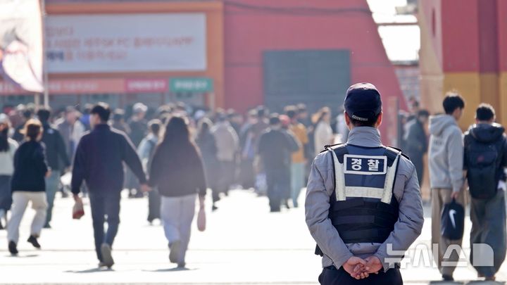 [제주=뉴시스] 오영재 기자 = 2025 하나은행 K리그 승강 플레이오프(PO) 2차전이 열리는 7일 오후 제주월드컵경기장에서 경찰이 순찰하고 있다. 서귀포경찰서는 이날 관중 충돌 우려 등 비상 상황을 대비해 경력 50여명을 배치했다. 2025.12.07. oyj4343@newsis.com