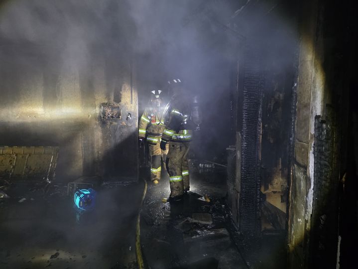 [창원=뉴시스] 강경국 기자 = 7일 오전 경남 창원시 마산합포구 월영동의 한 아파트에서 불이 나 소방관들이 화재 진압을 하고 있다. (사진=창원소방본부 제공). 2025.12.07. photo@newsis.com *재판매 및 DB 금지