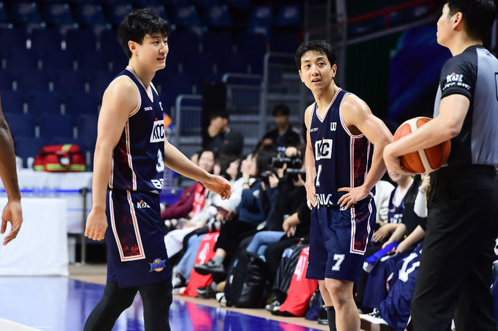 [서울=뉴시스] 프로농구 부산 KCC의 허훈과 허웅. (사진=KBL 제공) *재판매 및 DB 금지