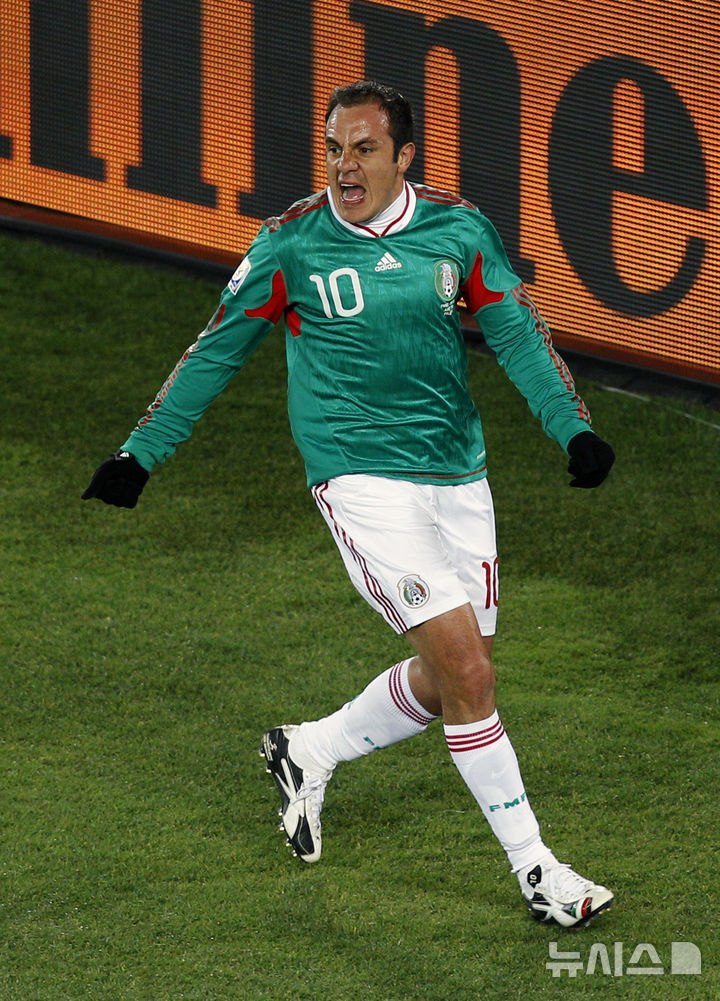 [폴로콰네(남아공)=AP/뉴시스]2010남아공월드컵 A조 프랑스와 멕시코의 경기가 17일(현지시간) 폴로콰네의 피터 모카바 스타디움에서 열렸다. 멕시코 공격수 블랑코가 페널티킥을 성공시키고 골 세리모니를 하고 있다.
