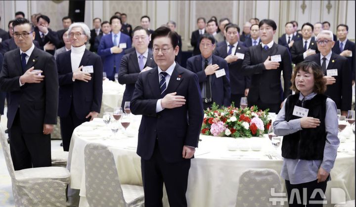 박정만(맨 왼쪽) 명장, 지난 5일 대통령 산업역군 초청 오찬 참석.(사진=뉴시스 제공) *재판매 및 DB 금지