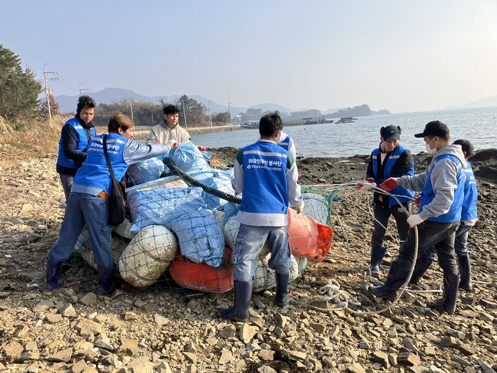 경남 외국인주민 봉사단, 7일 통영 해간도 해양정화 활동.(사진=경남외국인주민지원센터 제공) *재판매 및 DB 금지