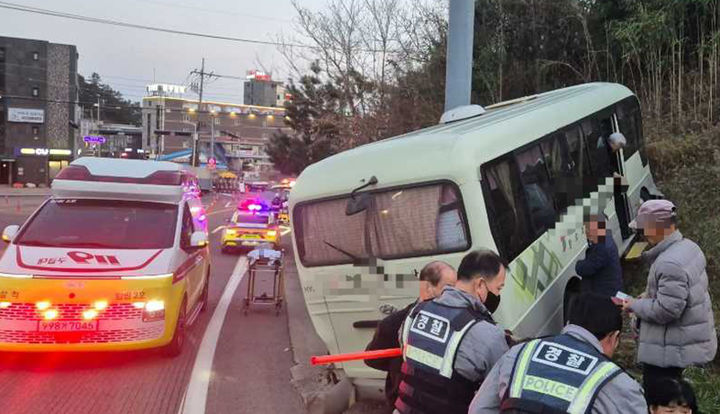 7일 오후 4시 54분께 삼척시 원덕읍 임원항 인근 도로를 달리던 경북 영주시 소재 한 교회 소속 25인승 버스가 갑자기 도로를 이탈하는 사고가 발생해 구급대원이 구조하고 있다.(사진=강원소방본부 제공) *재판매 및 DB 금지