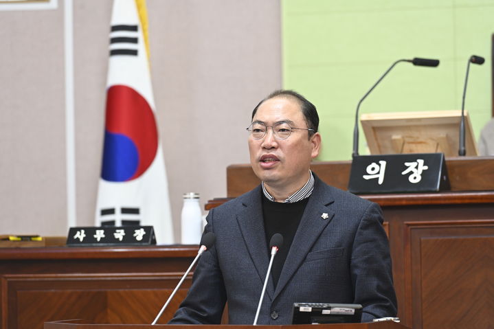 [거제=뉴시스] 신정철 기자 = 경남 거제시의회 제259회 정례회 제2차 본회의에서 이태열 의원은 5분 자유발언을 통해 "중·장년층을 위한 단시간·틈새형 일자리 정책 마련"을 촉구했디. 사진은 지난 4일 이태열 의원의 5분 자유발언 모습.(사진=거제시의회 제공).2025.12.07. photo@newsis.com *재판매 및 DB 금지