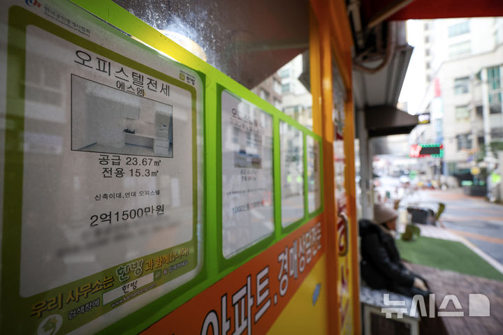 [서울=뉴시스] 정병혁 기자 = 7일 서울시내 부동산에 오피스텔 매물 안내문이 붙어 있다. 서울 아파트 전세가격 오름세가 대체재인 오피스텔로 옮겨 가는 것으로 나타났다. 오피스텔은 전세와 함께 월세도 강세다. 지난달 서울 오피스텔 평균 전세가격은 2억3646만원으로 지난해 같은 달 2억3170만원보다 476만원, 2.1% 상승했다. 2025.12.07. jhope@newsis.com