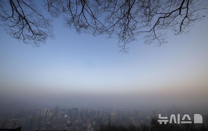 [서울=뉴시스] 정병혁 기자 = 많은 눈이 내린다는 절기인 대설인 7일 서울 중구 남산에서 바라본 도심이 안개에 갇혀 있다. 2025.12.07. jhope@newsis.com
