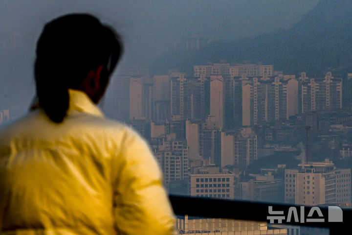 [서울=뉴시스] 정병혁 기자 = 지난 7일 서울 중구 남산에서 서울시내 아파트가 보이는 모습.  2025.12.07. jhope@newsis.com