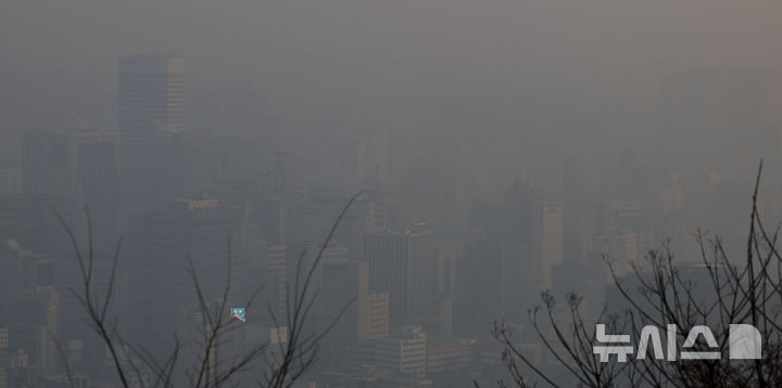 [서울=뉴시스] 정병혁 기자 = 많은 눈이 내린다는 절기인 대설인 7일 서울 중구 남산에서 바라본 도심이 안개에 갇혀 있다. 2025.12.07. jhope@newsis.com