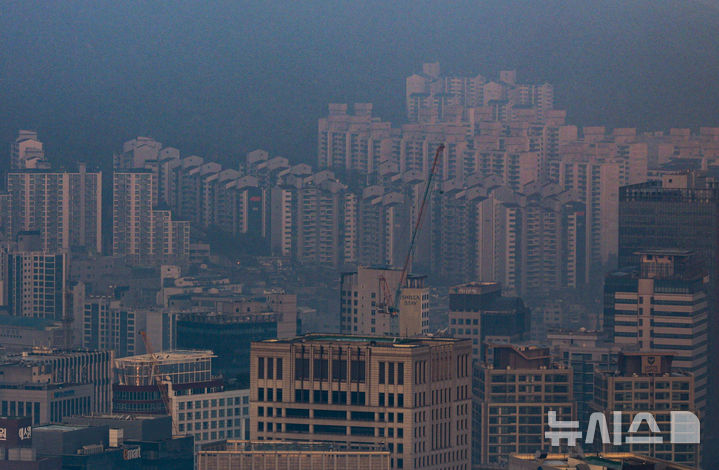 [서울=뉴시스] 정병혁 기자 = 7일 서울 중구 남산에서 서울시내 아파트가 보이고 있다. 2025.12.07. jhope@newsis.com