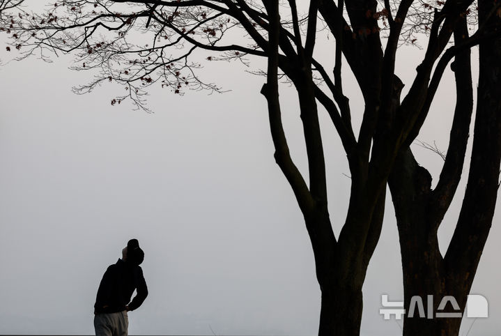 [서울=뉴시스] 정병혁 기자 = 많은 눈이 내린다는 절기인 대설인 7일 서울 중구 남산에서 바라본 도심이 안개에 갇혀 있다. 2025.12.07. jhope@newsis.com