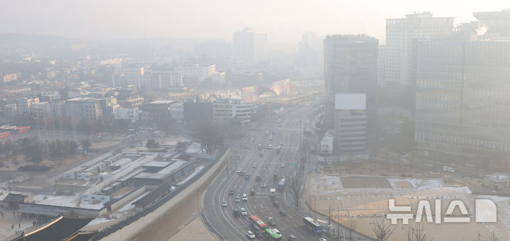 [서울=뉴시스] 추상철 기자 = 절기상 대설, 초미세먼지가 나쁨단계를 보인 7일 오전 서울 종로구 광화문 일대가 뿌옇게 보이고 있다. 2025.12.07. scchoo@newsis.com