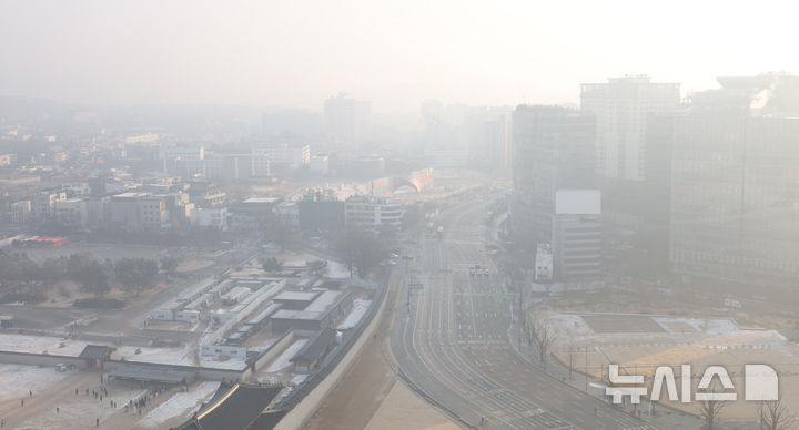 [서울=뉴시스] 추상철 기자 = 절기상 대설, 초미세먼지가 나쁨단계를 보인 7일 오전 서울 종로구 광화문 일대가 뿌옇게 보이고 있다. 2025.12.07. scchoo@newsis.com