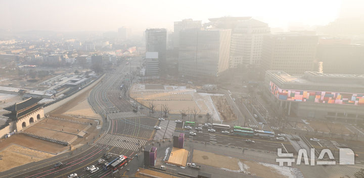 [서울=뉴시스] 추상철 기자 = 절기상 대설, 초미세먼지가 나쁨단계를 보인 7일 오전 서울 종로구 광화문 일대가 뿌옇게 보이고 있다. 2025.12.07. scchoo@newsis.com