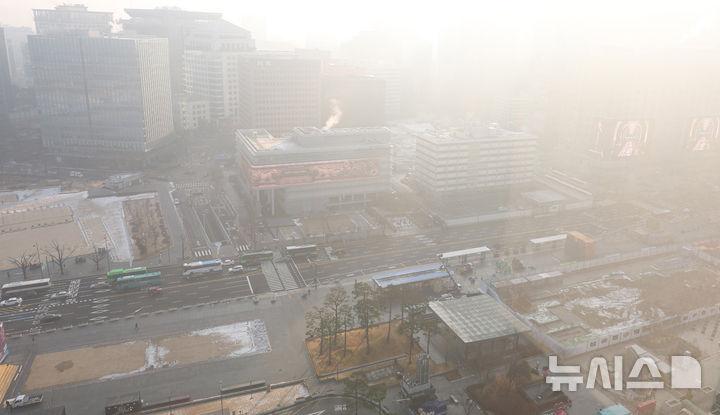 [서울=뉴시스] 추상철 기자 = 절기상 대설, 초미세먼지가 나쁨단계를 보인 7일 오전 서울 종로구 광화문 일대가 뿌옇게 보이고 있다. 2025.12.07. scchoo@newsis.com