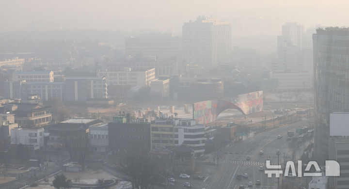 [서울=뉴시스] 추상철 기자 = 절기상 대설, 초미세먼지가 나쁨단계를 보인 7일 오전 서울 종로구 광화문 일대가 뿌옇게 보이고 있다. 2025.12.07. scchoo@newsis.com