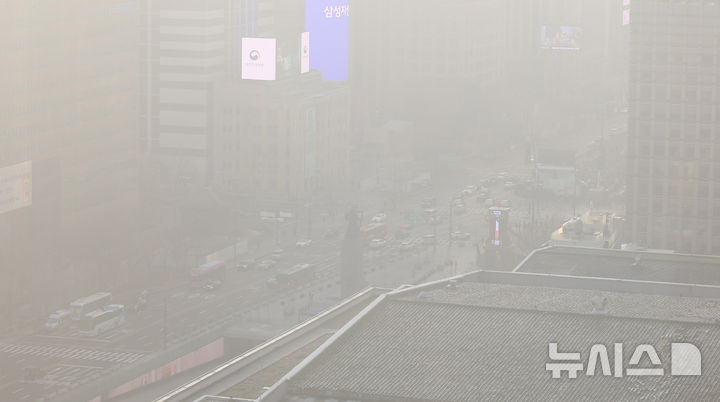 [서울=뉴시스] 추상철 기자 = 절기상 대설, 초미세먼지가 나쁨단계를 보인 7일 오전 서울 종로구 광화문 일대가 뿌옇게 보이고 있다. 2025.12.07. scchoo@newsis.com
