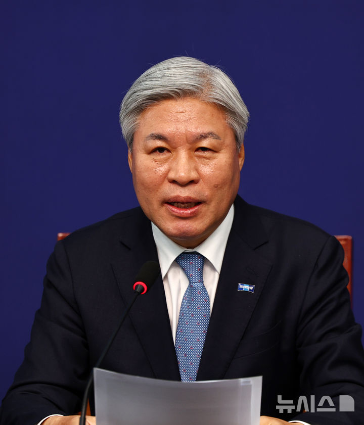 [서울=뉴시스] 김명년 기자 = 서왕진 조국혁신당 원내대표가 7일 오전 서울 여의도 국회에서 내란전담재판부설치법 등 현안 관련 기자간담회를 열고 발언하고 있다. 2025.12.07. kmn@newsis.com