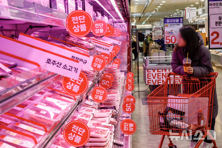 [서울=뉴시스] 정병혁 기자 = 7일 서울시내 대형마트를 찾은 시민들이 수입산 소고기를 살펴보고 있다. 기후변화 영향으로 농수산물 수급 불안정성이 커진 가운데 고환율로 수입 먹거리 가격도 출렁이고 있다. 먹거리 가격은 지난 5년간 급등했다. 지난달 식품물가지수는 2020년을 100으로 했을 때 127.1로 27.1% 상승했다. 같은 기간 전체 소비자물가지수 상승률(17.2%)과 비교하면 10%포인트 가까이 높은 수준이다. 특히 호주·미국산 소고기 등 수입고기와 수입 치즈나 버터 같은 유제품의 가격 오름폭이 크다. 국산 소고기가 9.3% 오른 사이 수입 소고기 40.8% 상승했다. 2025.12.07. jhope@newsis.com