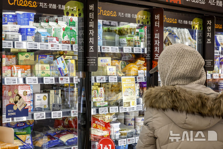 [서울=뉴시스] 정병혁 기자 = 7일 서울시내 대형마트를 찾은 시민들이 치즈, 버터 상품을 살펴보고 있다. 2025.12.07. jhope@newsis.com