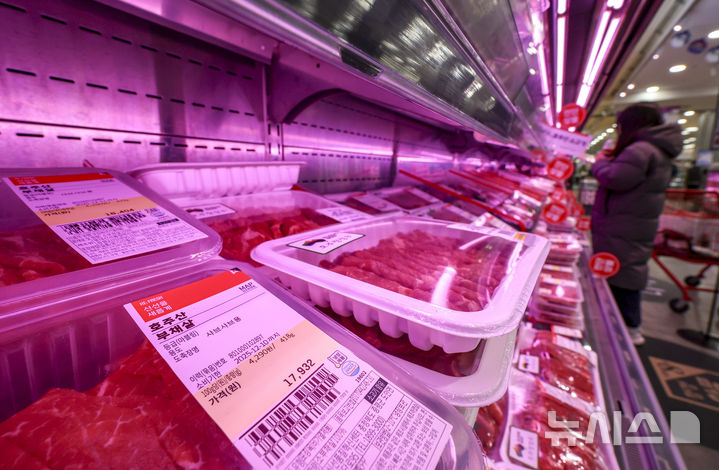 [서울=뉴시스] 정병혁 기자 = 7일 서울시내 대형마트를 찾은 시민들이 수입산 소고기를 살펴보고 있다. 기후변화 영향으로 농수산물 수급 불안정성이 커진 가운데 고환율로 수입 먹거리 가격도 출렁이고 있다. 먹거리 가격은 지난 5년간 급등했다. 지난달 식품물가지수는 2020년을 100으로 했을 때 127.1로 27.1% 상승했다. 같은 기간 전체 소비자물가지수 상승률(17.2%)과 비교하면 10%포인트 가까이 높은 수준이다. 특히 호주·미국산 소고기 등 수입고기와 수입 치즈나 버터 같은 유제품의 가격 오름폭이 크다. 국산 소고기가 9.3% 오른 사이 수입 소고기 40.8% 상승했다. 2025.12.07. jhope@newsis.com