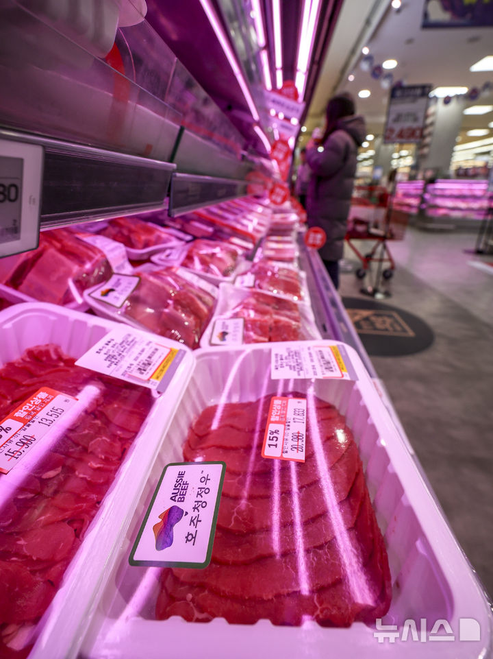 [서울=뉴시스] 정병혁 기자 = 7일 서울시내 대형마트를 찾은 시민들이 수입산 소고기를 살펴보고 있다. 기후변화 영향으로 농수산물 수급 불안정성이 커진 가운데 고환율로 수입 먹거리 가격도 출렁이고 있다. 먹거리 가격은 지난 5년간 급등했다. 지난달 식품물가지수는 2020년을 100으로 했을 때 127.1로 27.1% 상승했다. 같은 기간 전체 소비자물가지수 상승률(17.2%)과 비교하면 10%포인트 가까이 높은 수준이다. 특히 호주·미국산 소고기 등 수입고기와 수입 치즈나 버터 같은 유제품의 가격 오름폭이 크다. 국산 소고기가 9.3% 오른 사이 수입 소고기 40.8% 상승했다. 2025.12.07. jhope@newsis.com