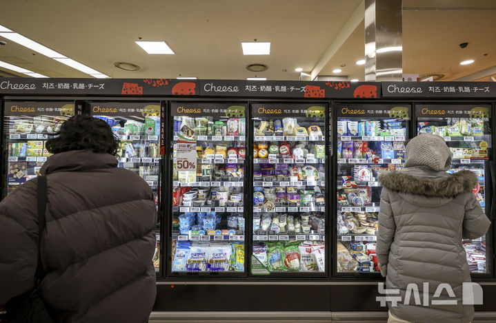 [서울=뉴시스] 정병혁 기자 = 7일 서울시내 대형마트를 찾은 시민들이 치즈, 버터 상품을 살펴보고 있다. 기후변화 영향으로 농수산물 수급 불안정성이 커진 가운데 고환율로 수입 먹거리 가격도 출렁이고 있다. 먹거리 가격은 지난 5년간 급등했다. 지난달 식품물가지수는 2020년을 100으로 했을 때 127.1로 27.1% 상승했다. 같은 기간 전체 소비자물가지수 상승률(17.2%)과 비교하면 10%포인트 가까이 높은 수준이다. 특히 호주·미국산 소고기 등 수입고기와 수입 치즈나 버터 같은 유제품의 가격 오름폭이 크다. 국산 소고기가 9.3% 오른 사이 수입 소고기 40.8% 상승했다. 2025.12.07. jhope@newsis.com