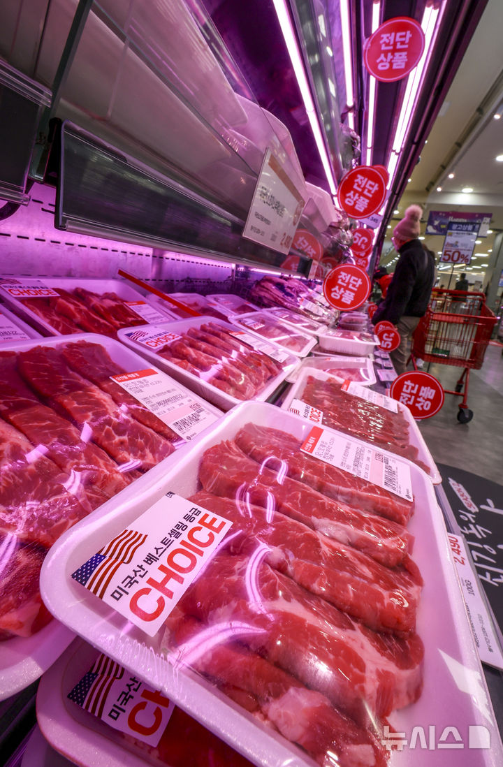 [서울=뉴시스] 정병혁 기자 = 7일 서울시내 대형마트를 찾은 시민들이 수입산 소고기를 살펴보고 있다. 기후변화 영향으로 농수산물 수급 불안정성이 커진 가운데 고환율로 수입 먹거리 가격도 출렁이고 있다. 먹거리 가격은 지난 5년간 급등했다. 지난달 식품물가지수는 2020년을 100으로 했을 때 127.1로 27.1% 상승했다. 같은 기간 전체 소비자물가지수 상승률(17.2%)과 비교하면 10%포인트 가까이 높은 수준이다. 특히 호주·미국산 소고기 등 수입고기와 수입 치즈나 버터 같은 유제품의 가격 오름폭이 크다. 국산 소고기가 9.3% 오른 사이 수입 소고기 40.8% 상승했다. 2025.12.07. jhope@newsis.com