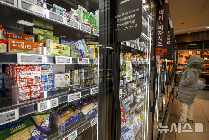 [서울=뉴시스] 정병혁 기자 = 7일 서울시내 대형마트를 찾은 시민들이 치즈, 버터 상품을 살펴보고 있다. 기후변화 영향으로 농수산물 수급 불안정성이 커진 가운데 고환율로 수입 먹거리 가격도 출렁이고 있다. 먹거리 가격은 지난 5년간 급등했다. 지난달 식품물가지수는 2020년을 100으로 했을 때 127.1로 27.1% 상승했다. 같은 기간 전체 소비자물가지수 상승률(17.2%)과 비교하면 10%포인트 가까이 높은 수준이다. 특히 호주·미국산 소고기 등 수입고기와 수입 치즈나 버터 같은 유제품의 가격 오름폭이 크다. 국산 소고기가 9.3% 오른 사이 수입 소고기 40.8% 상승했다. 2025.12.07. jhope@newsis.com