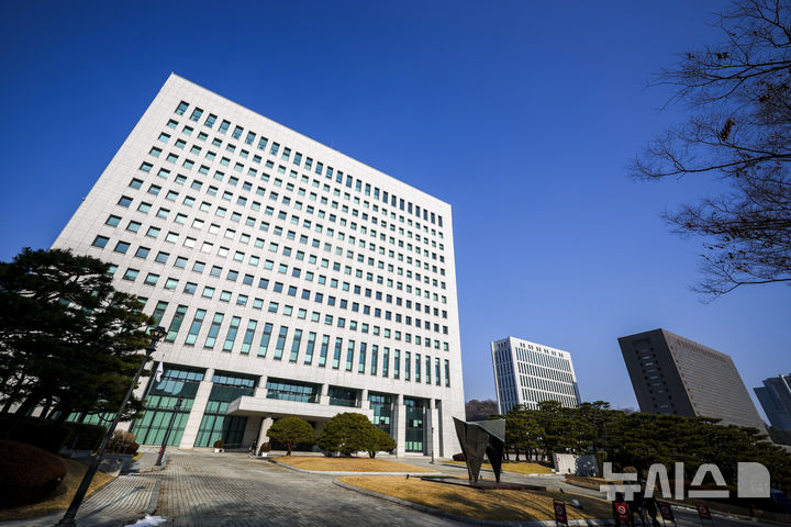 [서울=뉴시스] 정병혁 기자 = 검찰청 폐지 후 대부분의 수사 기능이 중대범죄수사청(중수청)으로 넘어갈 전망이지만 현직 검사 중 0.8%만 중수청으로 자리를 옮길 의사가 있는 것으로 나타났다. 대검찰청은 지난달 5일부터 13일까지 검사와 검찰직 등 검찰구성원 전체를 대상으로 검찰 제도 개편 설문조사를 진행했다. 그중 5737명(44.45%)이 설문조사에 응답했다. 희망 근무기관을 선택한 검사(910명) 중 77%(701명)가 공소청을 희망한 반면 중수청은 0.8%(7명)에 불과했다. 사진은 7일 서울 서초구 왼쪽부터 대검찰청, 서울고등검찰청, 서울중앙지방검찰청. 2025.12.07. jhope@newsis.com