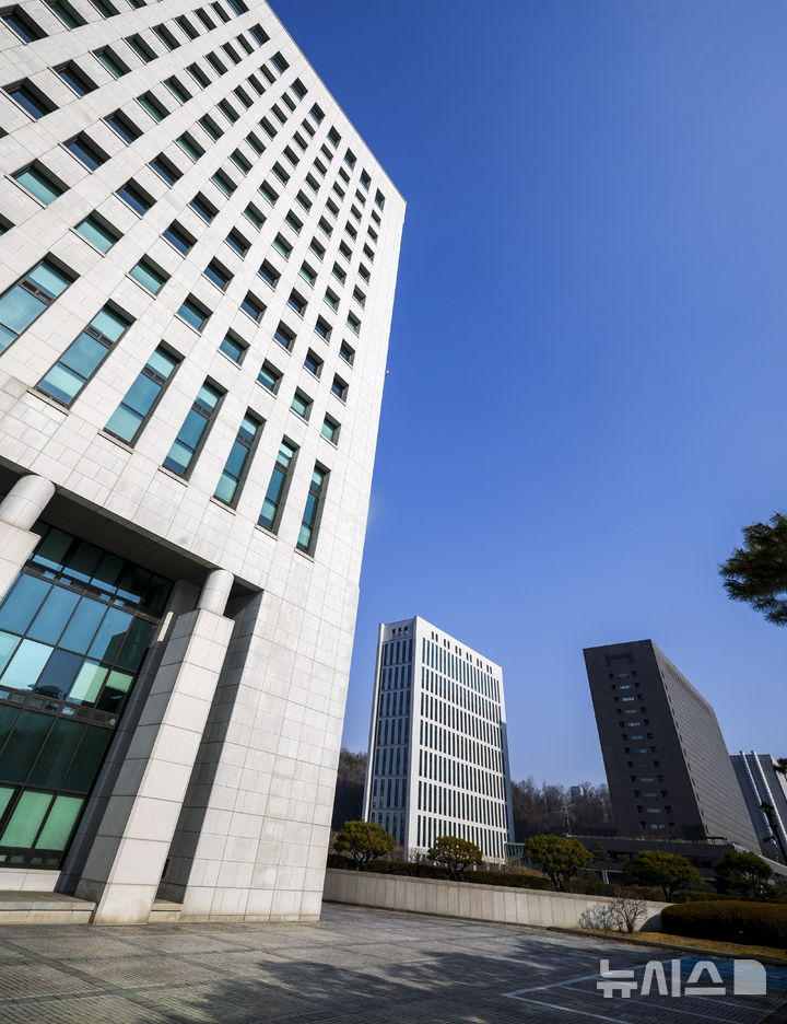 [서울=뉴시스] 정병혁 기자 = 검찰청 폐지 후 대부분의 수사 기능이 중대범죄수사청(중수청)으로 넘어갈 전망이지만 현직 검사 중 0.8%만 중수청으로 자리를 옮길 의사가 있는 것으로 나타났다. 대검찰청은 지난달 5일부터 13일까지 검사와 검찰직 등 검찰구성원 전체를 대상으로 검찰 제도 개편 설문조사를 진행했다. 그중 5737명(44.45%)이 설문조사에 응답했다. 희망 근무기관을 선택한 검사(910명) 중 77%(701명)가 공소청을 희망한 반면 중수청은 0.8%(7명)에 불과했다. 사진은 7일 서울 서초구 왼쪽부터 대검찰청, 서울고등검찰청, 서울중앙지방검찰청. 2025.12.07. jhope@newsis.com