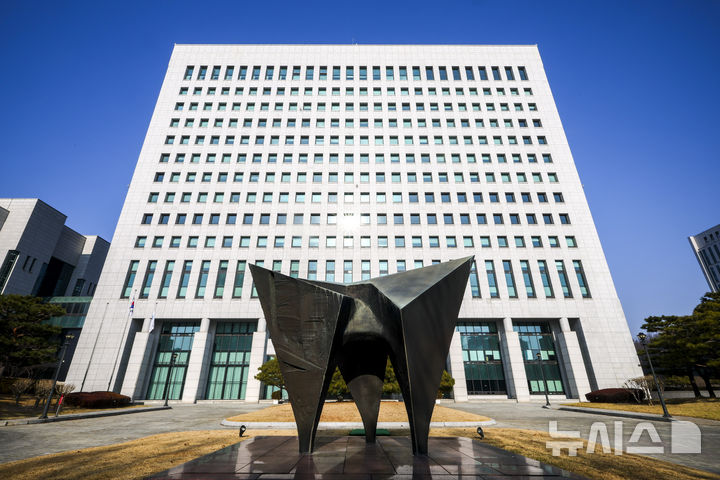 [서울=뉴시스] 정병혁 기자 = 검찰청 폐지 후 대부분의 수사 기능이 중대범죄수사청(중수청)으로 넘어갈 전망이지만 현직 검사 중 0.8%만 중수청으로 자리를 옮길 의사가 있는 것으로 나타났다. 대검찰청은 지난달 5일부터 13일까지 검사와 검찰직 등 검찰구성원 전체를 대상으로 검찰 제도 개편 설문조사를 진행했다. 그중 5737명(44.45%)이 설문조사에 응답했다. 희망 근무기관을 선택한 검사(910명) 중 77%(701명)가 공소청을 희망한 반면 중수청은 0.8%(7명)에 불과했다. 사진은 7일 서울 서초구 대검찰청. 2025.12.07. jhope@newsis.com